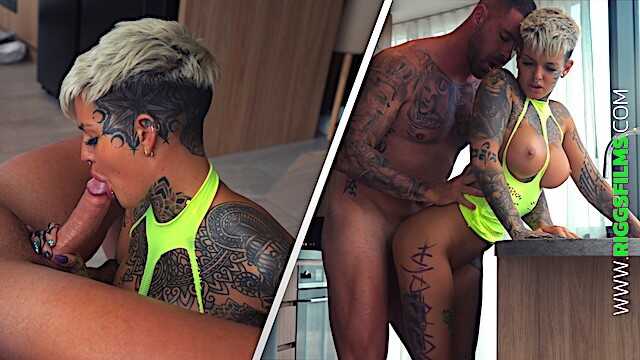 纹身份叉舌头美女的激烈性交和口交内射