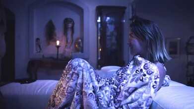 现代罪恶 - 淫荡少女 Anny Aurora 在睡衣派对中偷偷和闺蜜的继父上床！