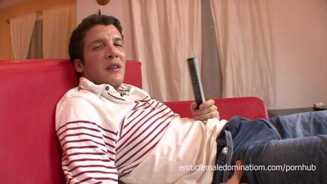 色情的家伙在沙发上干他继妹的紧窄菊花