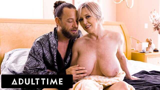 ADULT TIME - 继母 Dee Williams 教你如何在继父的帮助下做爱！完整场景