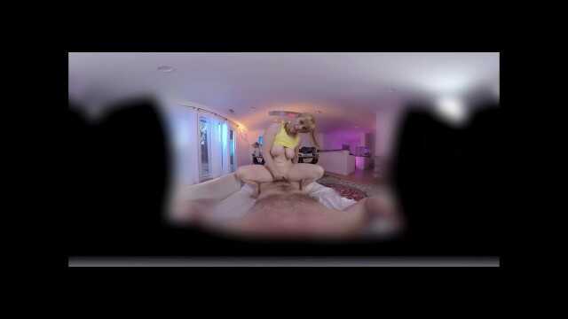 VR - 与性感红发美女Penny Pax进行POV体验 - 她会吞下你所有的精液