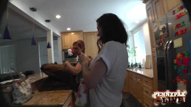 佩妮·帕克斯和她的男友与索弗林·赛尔发生性关系！