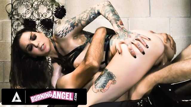 燃烧天使：火辣摇滚美女 Rocky Emerson 涂油准备激烈性爱