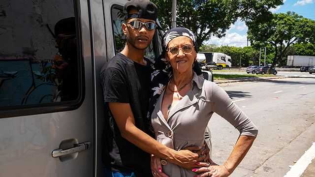 瘦弱戴头巾的老奶奶的屁股被摧毁了