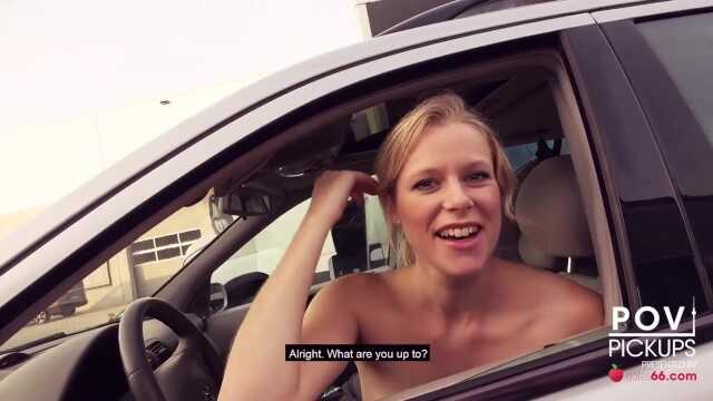 在柏林市中心与两名女性进行公开性行为