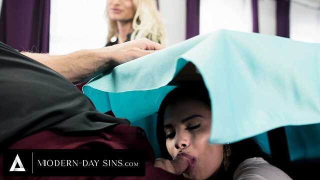 现代罪恶 - Violet Starr 在他妻子 Rachael Cavalli 在楼上等待时吞下出轨男的精液！