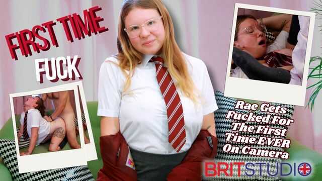 火辣英国女学生的首次摄像头性爱！