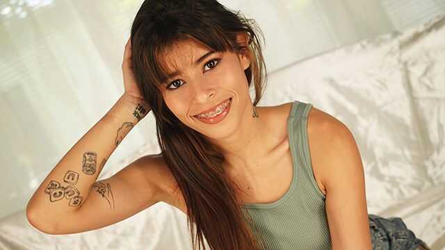 可爱戴牙套的少女拳交她紧致的屁眼