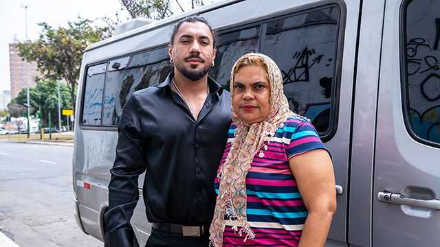 胖奶奶的屁股在开车时被摧毁