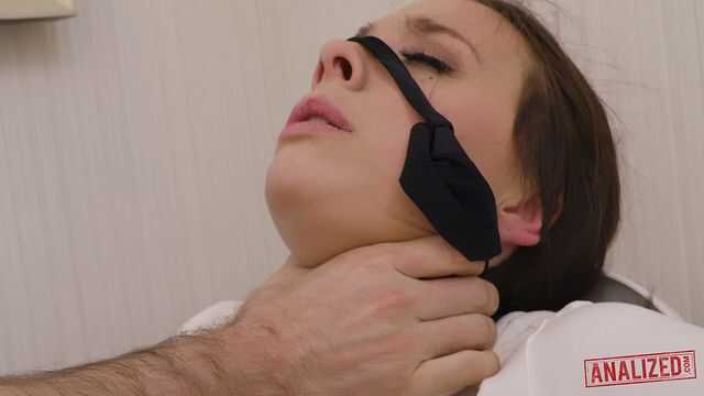 香奈儿·普雷斯顿：校服少女屁股被猛操，内射