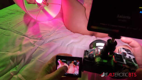 另类情色 布伦娜·麦肯纳拳交她的阴部 幕后花絮