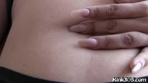 Kink305 利亚·洛佩兹玩弄她的肚脐