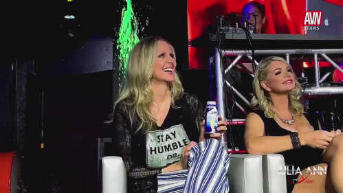 JuliaAnnLive：我的AVN Roast继续 - 美丽凯拉·佩奇的BTS