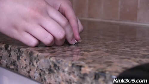 Kink305 黛西·琳恩 乳房挤压 在 Tinys 上