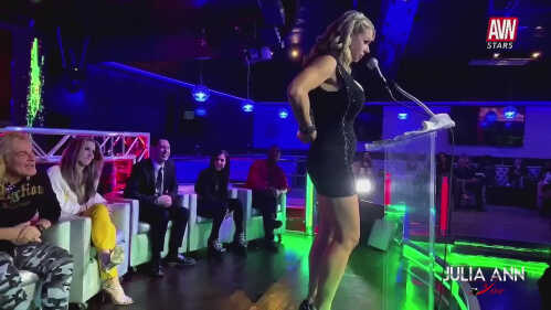 Julia Ann Live：我自己的吐槽秀在AVN与Vicky Vette的幕后花絮