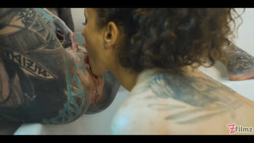 Z-电影：Anuskatzz 和 Stacy Bloom 拳入他们的屁股