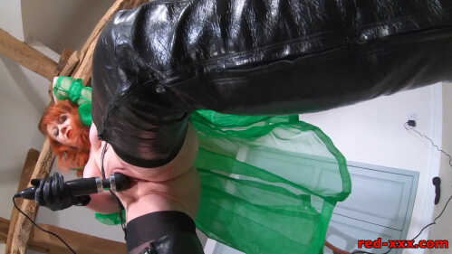 Red-XXX 裸露的乳房和靴子