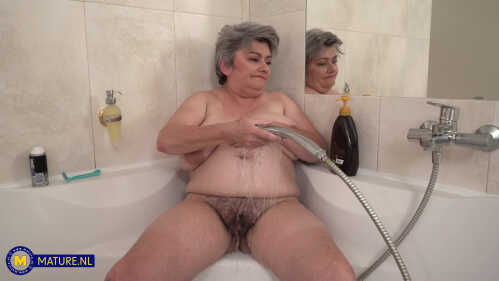 成熟的NL Sisi 正在手淫的多毛老太太，拥有下垂的乳房