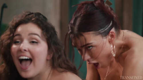 着迷的 Emma Rose 和 Leana Lovings 在 Serendipity 咖啡馆