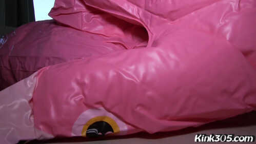Kink305：洛拉·菲 与充气粉色火烈鸟做爱
