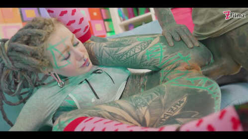 Z-Filmz Anuskatzz 和 Lily Lu 肛交负载