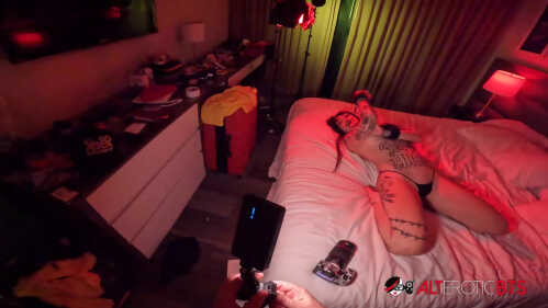 AltErotic Millie Millz以各种性感方式摆出姿势，幕后花絮