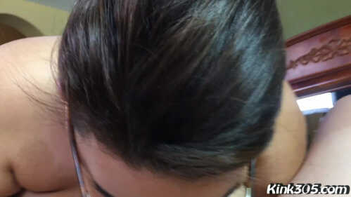 Kink305：艾瑞娅·简的第一次口交变得湿漉漉