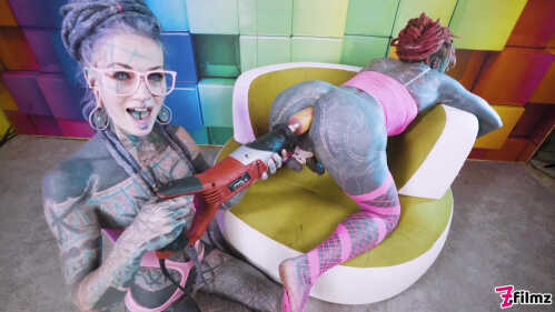 Z-Filmz Anuskatzz 和 Lily Lu 猛烈锤击我的屁股