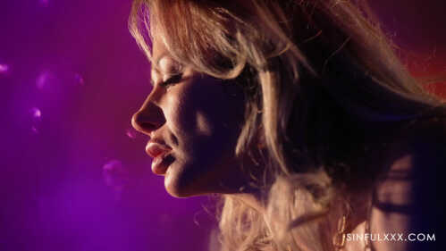 胸部丰满的沙琳娜·德文敢让她高潮 - SinfulXXX 情色