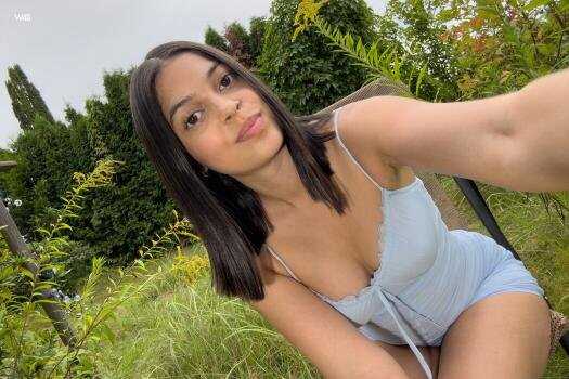 观看美女 Gia Rosse 花园小便 幕后