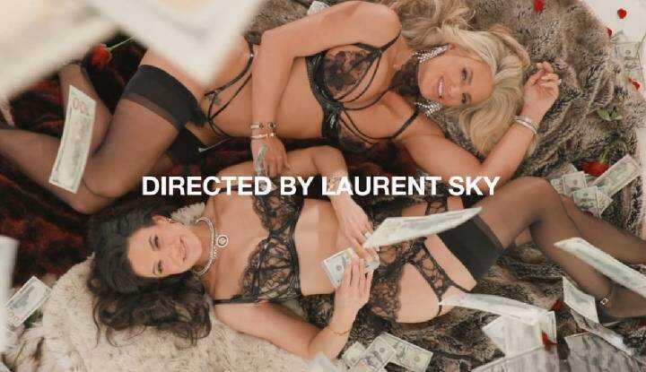 秒杀了 Penny Barber 和 Phoenix Marie 成熟辣妈，凤凰骑在阴部饥渴的 Penny 脸上