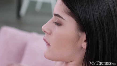 VivThomas Nata Ocean 和 Asandra Dewy 抚摸的双手