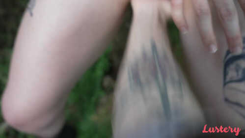 Lustery E1731：塞德里克和索菲的森林喷射与口交