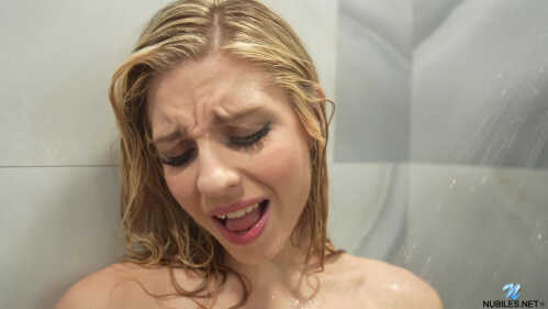 Nubiles 啦啦队女孩 Kait 非常兴奋