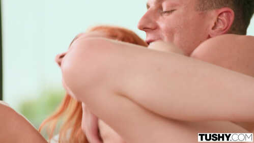 Tushy：梅根·穆尔科夫斯基 和 菲比·尤罗