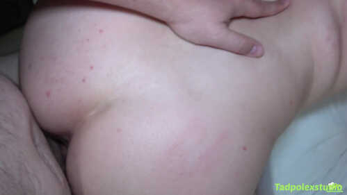 TadpolexStudio 美丽的Harlow West 操两个年长男人