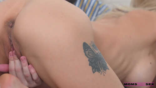 MomsTeachSex 凯瑟琳·梅 继母把她的假阳具忘在洗碗机里