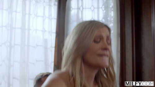 熟女艾莉·泰 校长艾莉教训调皮学生