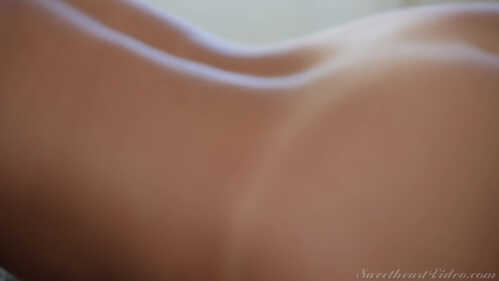 SweetheartVideo Millie Morgan 和 Rissa May 激情与亲吻