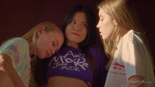 WowGirls Nancy A Freya Mayer 和 Evelin Elle 择日而亡 4