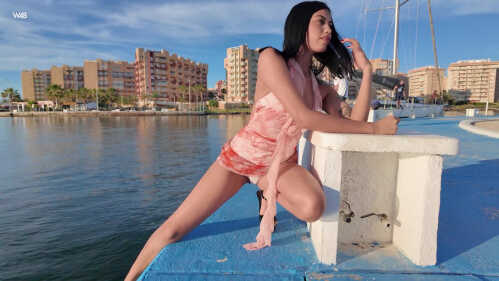 Watch4Beauty Sofia Sweet 在后台等待